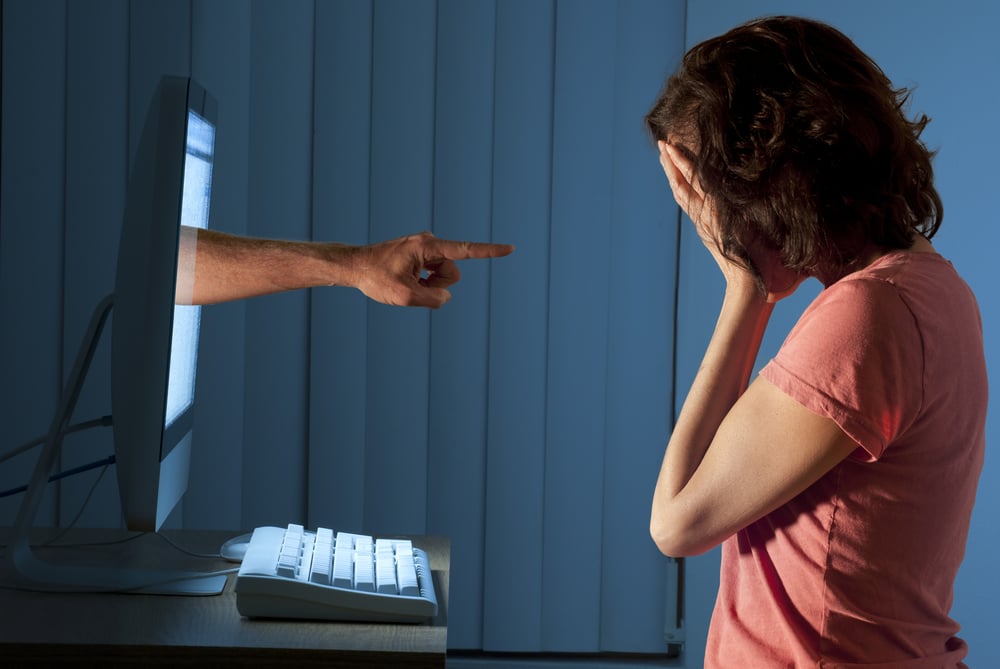 วิธีรับมือกับการถูกกลั่นแกล้งบนอินเทอร์เน็ต Cyberbully