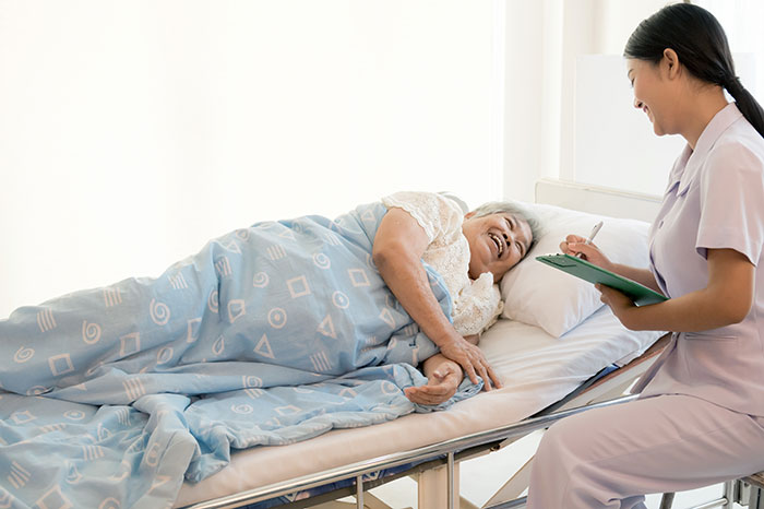 5 สิ่งต้องระวัง เมื่อผู้สูงอายุที่บ้านนอนติดเตียง | โรงพยาบาลเปาโล - Paolo Hospital